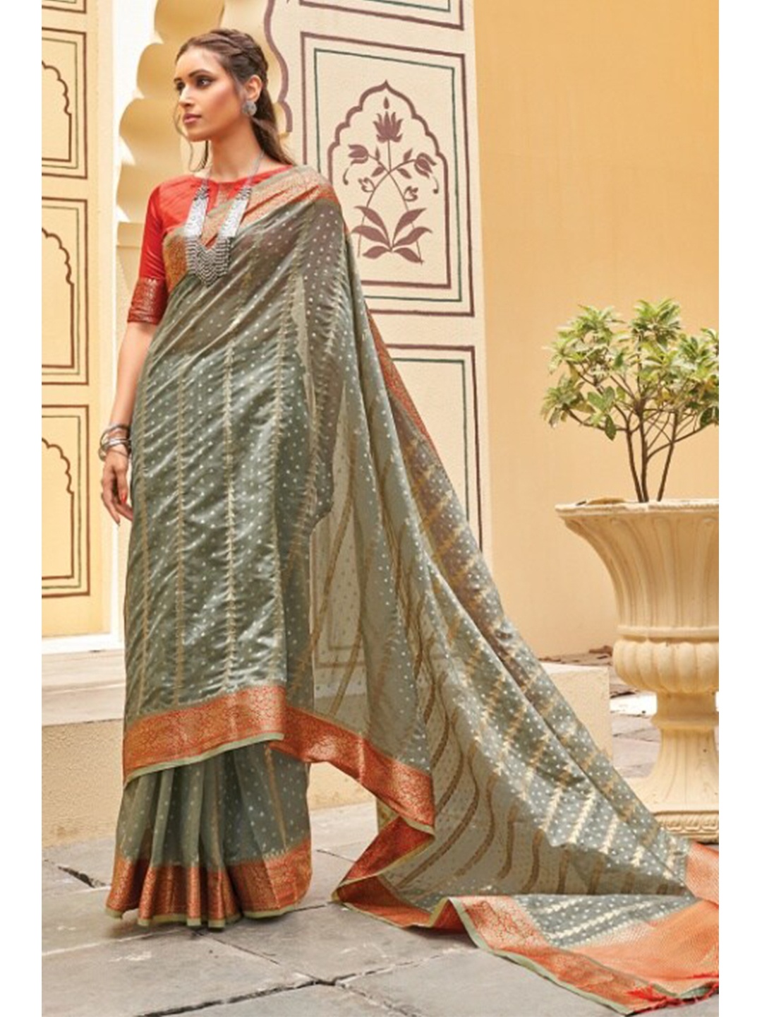 

KARAGIRI Grey & Gold-Toned Woven Design Zari Organza Saree