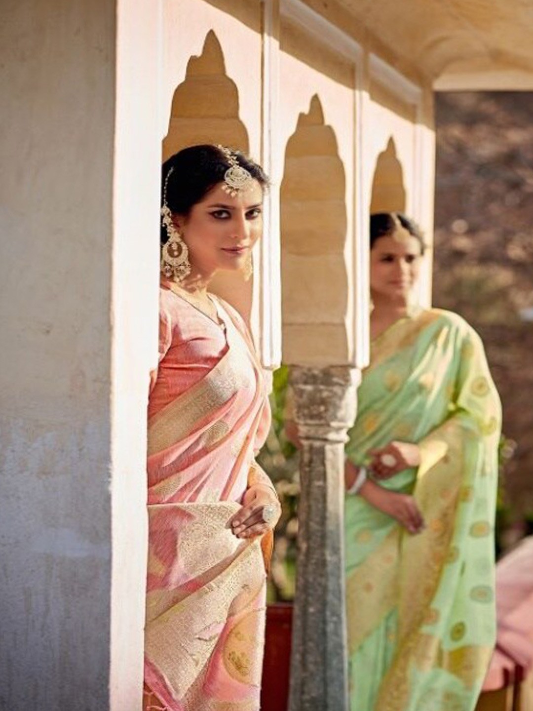

KARAGIRI Pink & Gold-Toned Woven Design Zari Linen Blend Saree