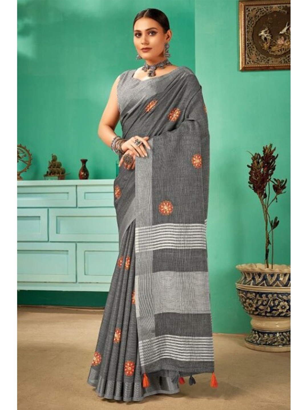 

KARAGIRI Women Grey & Red Floral Zari Linen Blend Saree