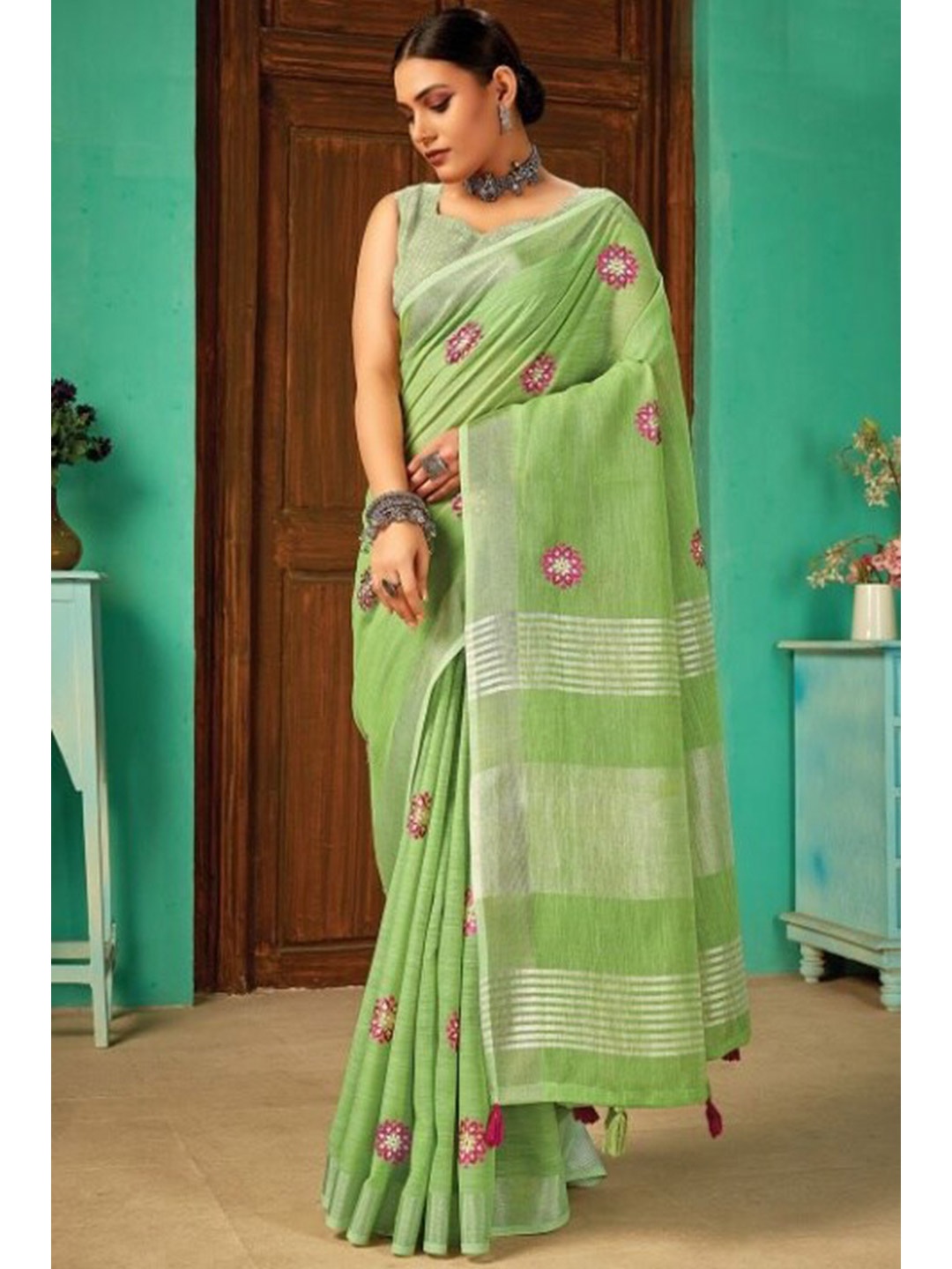 

KARAGIRI Green & Silver-Toned Floral Linen Blend Saree