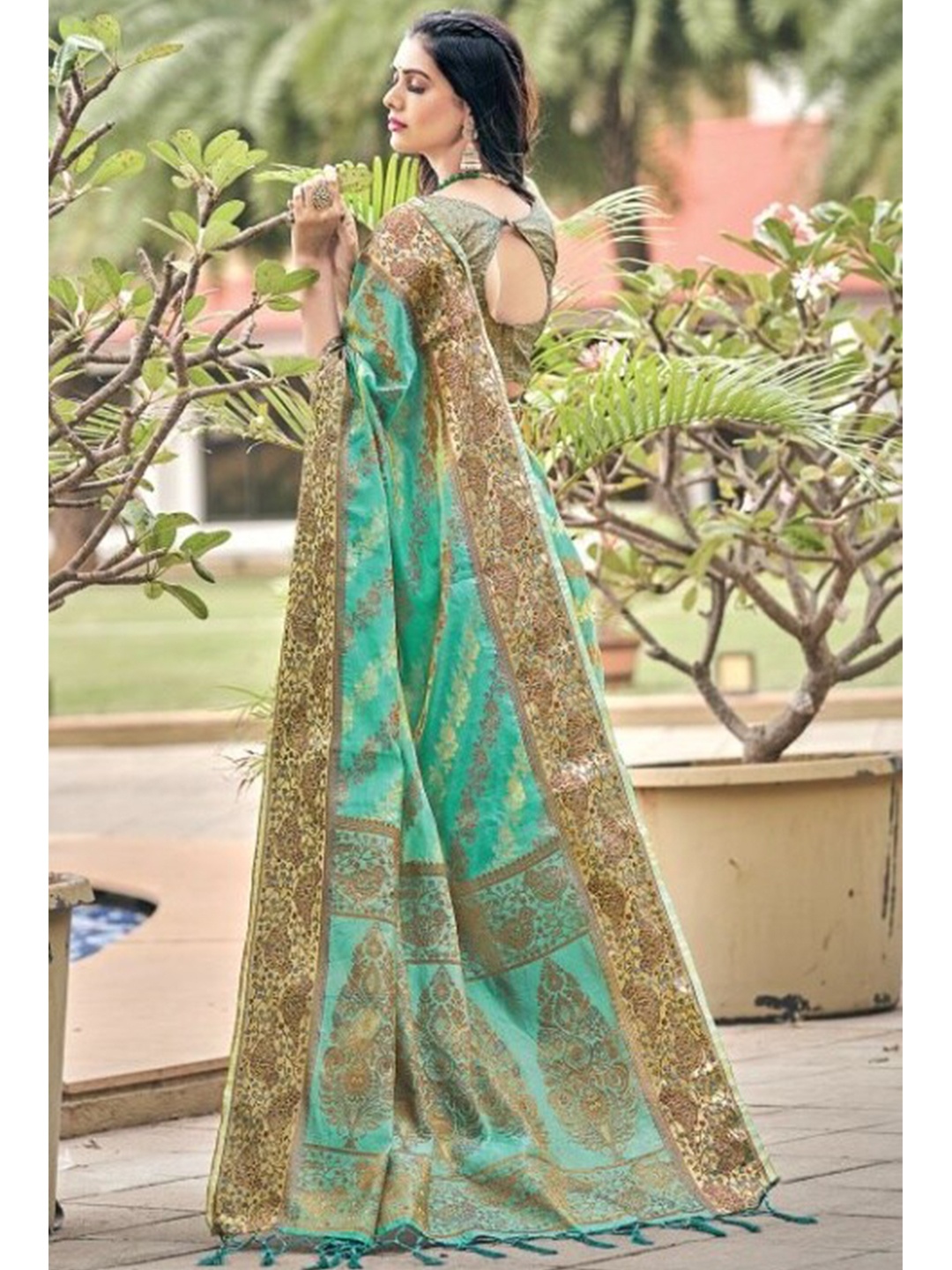 

KARAGIRI Blue & Gold-Toned Woven Design Organza Saree