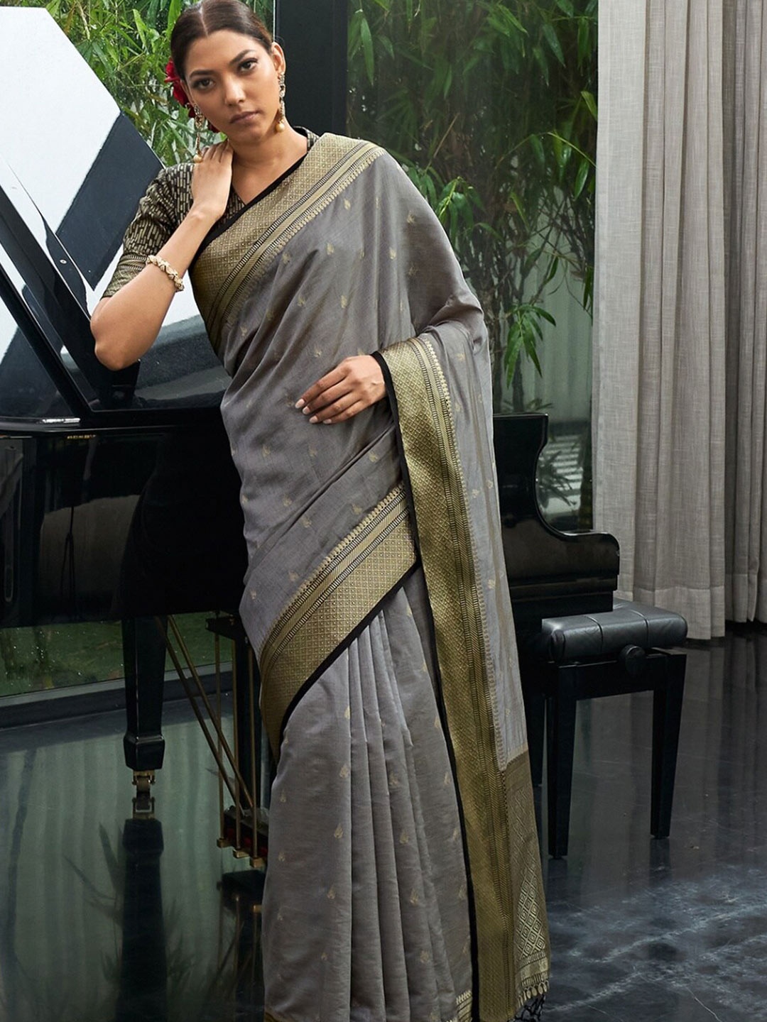 

KARAGIRI Grey & Gold-Toned Woven Design Zari Silk Blend Saree