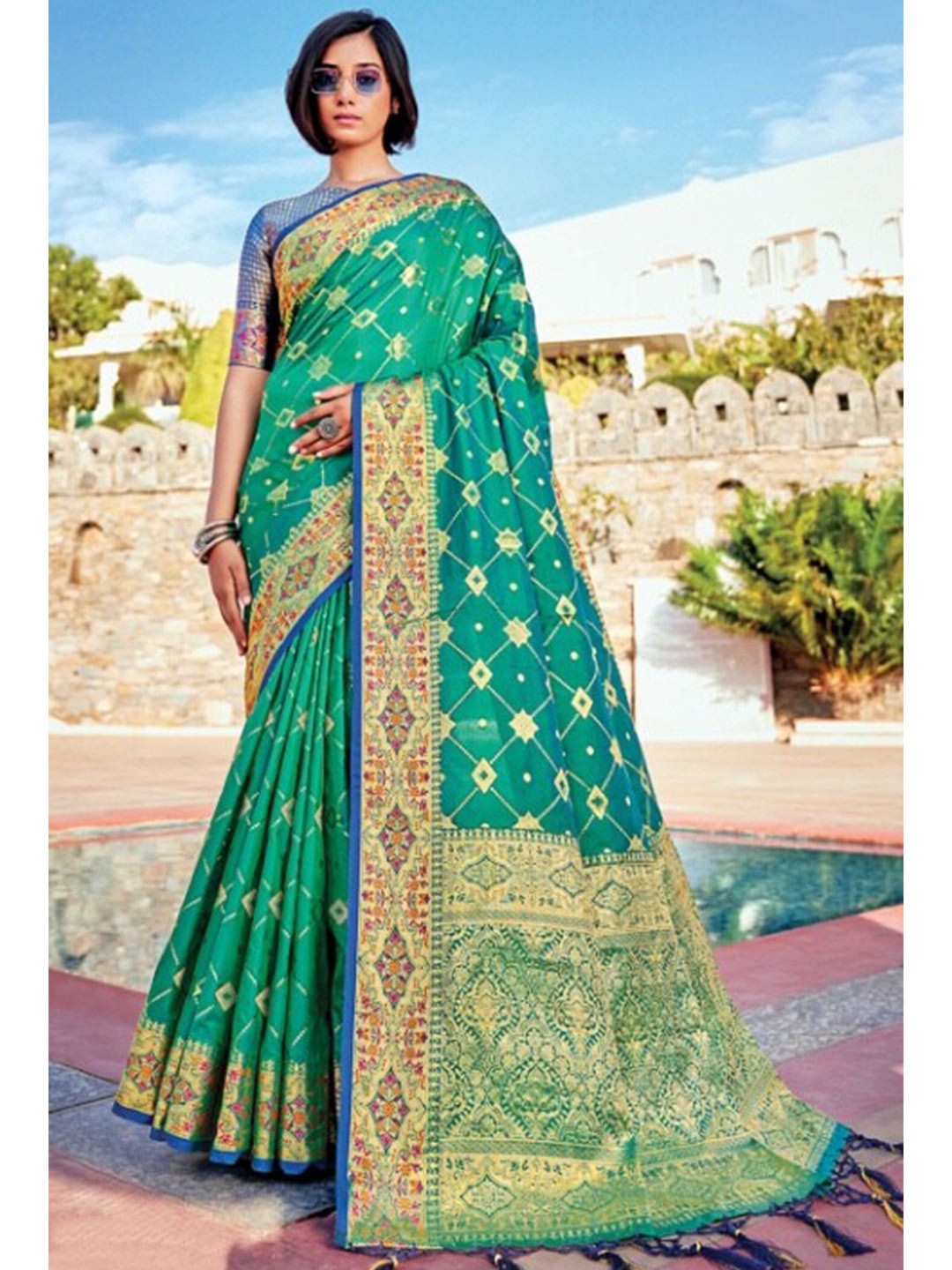 

KARAGIRI Women Green & Gold-Toned Woven Design Zari Silk Blend Banarasi Saree