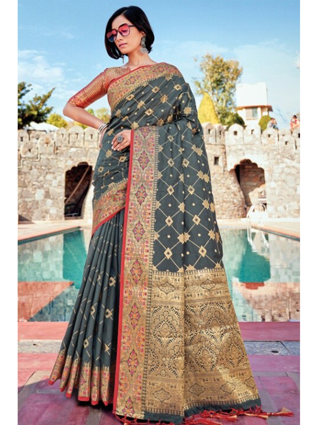 

KARAGIRI Women Grey & Red Floral Zari Silk Blend Banarasi Saree