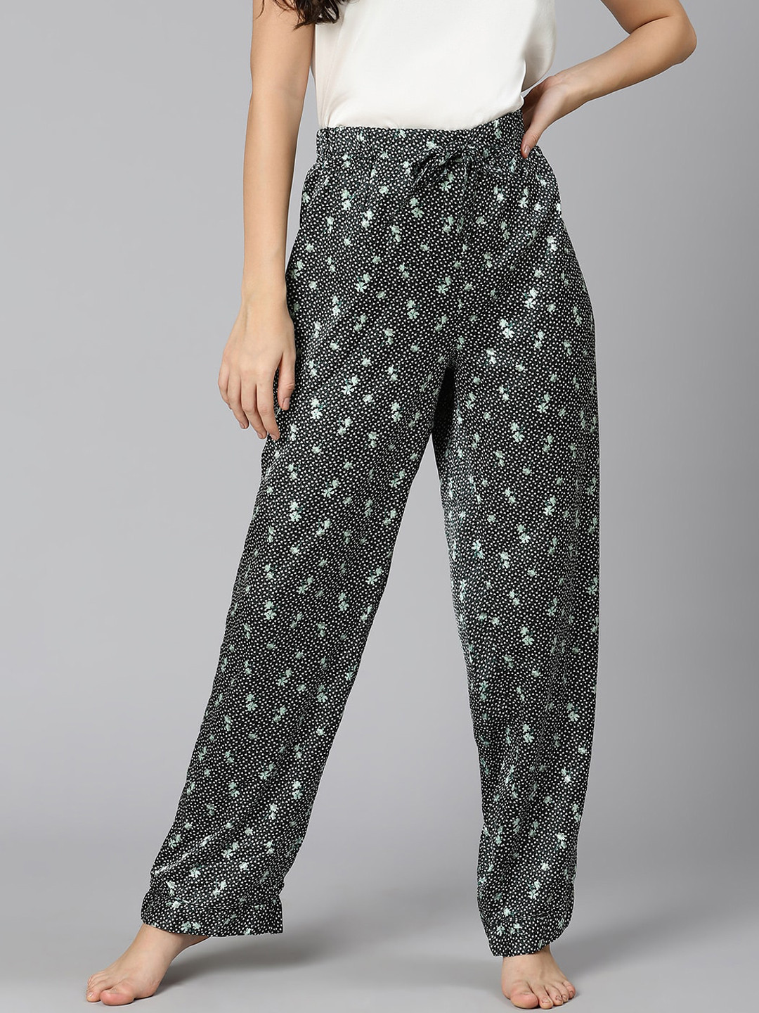

Oxolloxo Women Black Floral Printed Lounge Pants