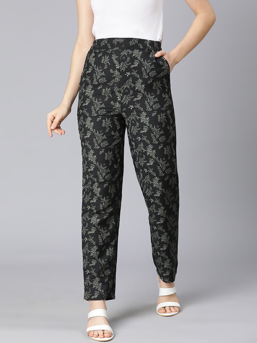 

Oxolloxo Women Green Floral Printed Trousers