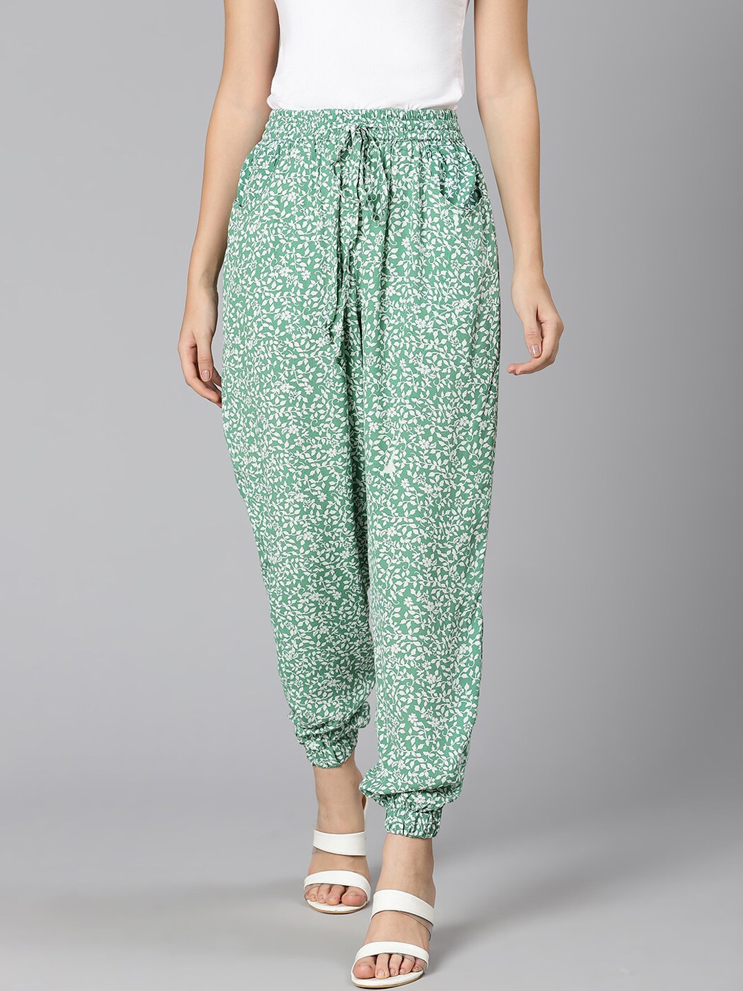 

Oxolloxo Women Green Floral Printed Joggers Trousers