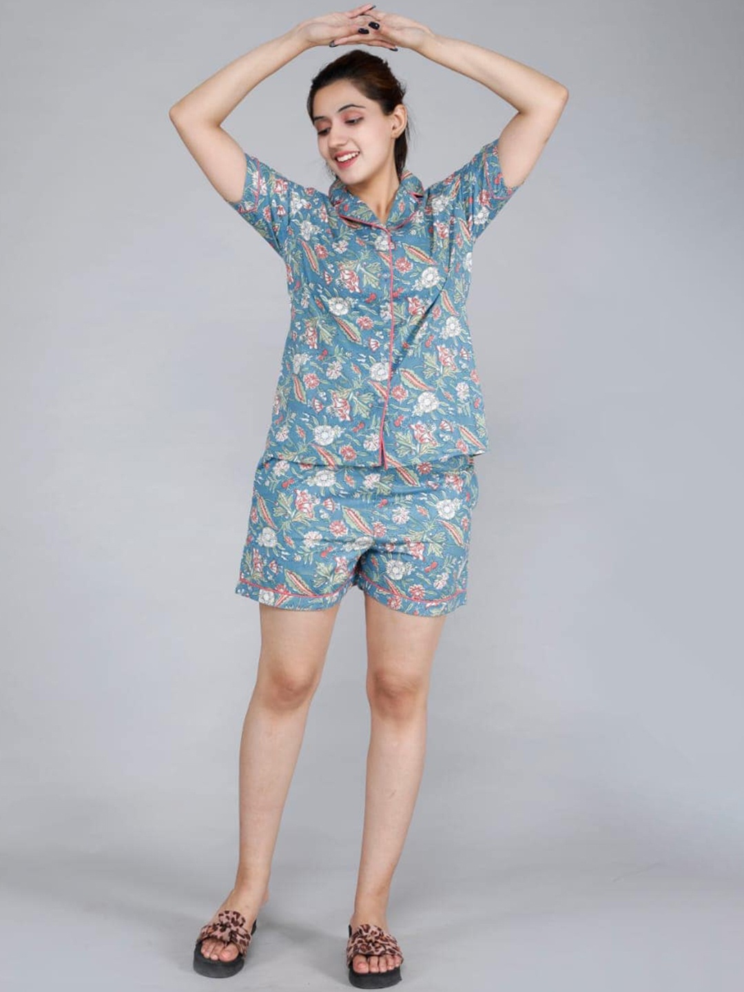

MIRAVAN Women Blue & White Floral Printed Night suit