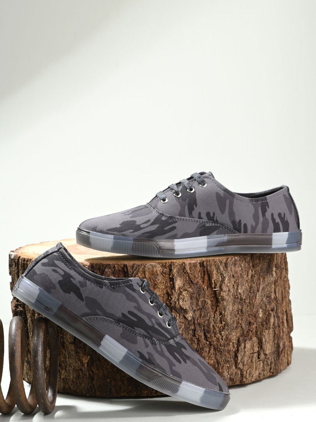 

BIRDE Men Grey Printed Sneakers