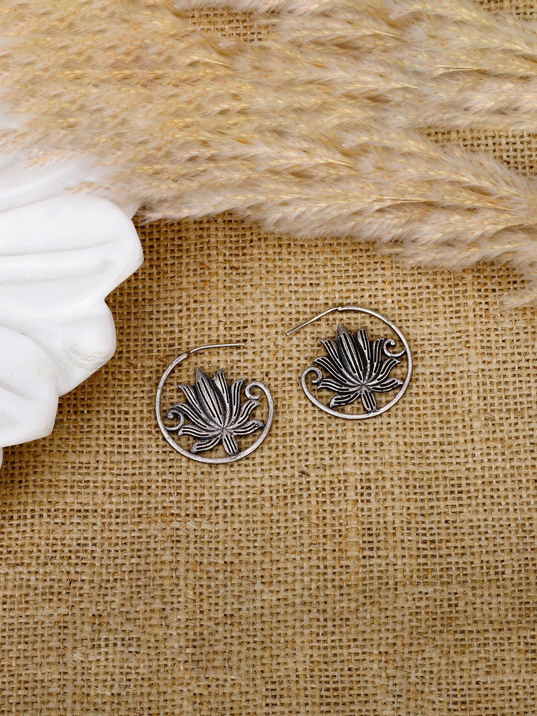 

SANGEETA BOOCHRA Silver-Toned Floral Studs Earrings