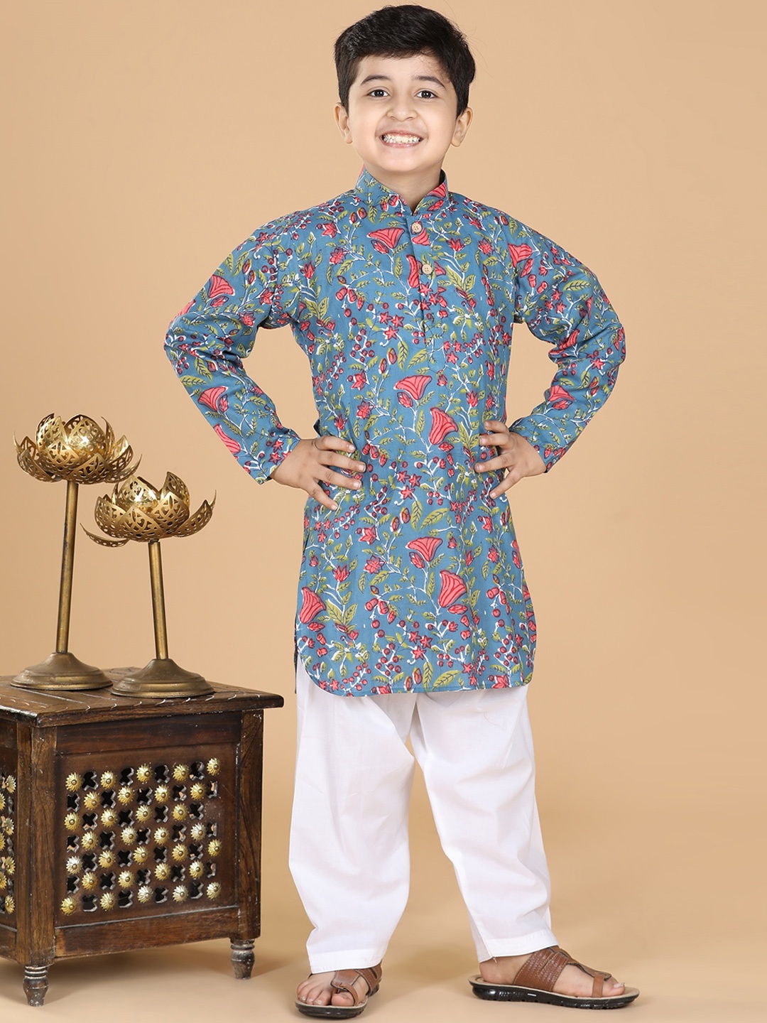 

Aj DEZInES Boys Blue Floral Printed Kurta with Palazzos