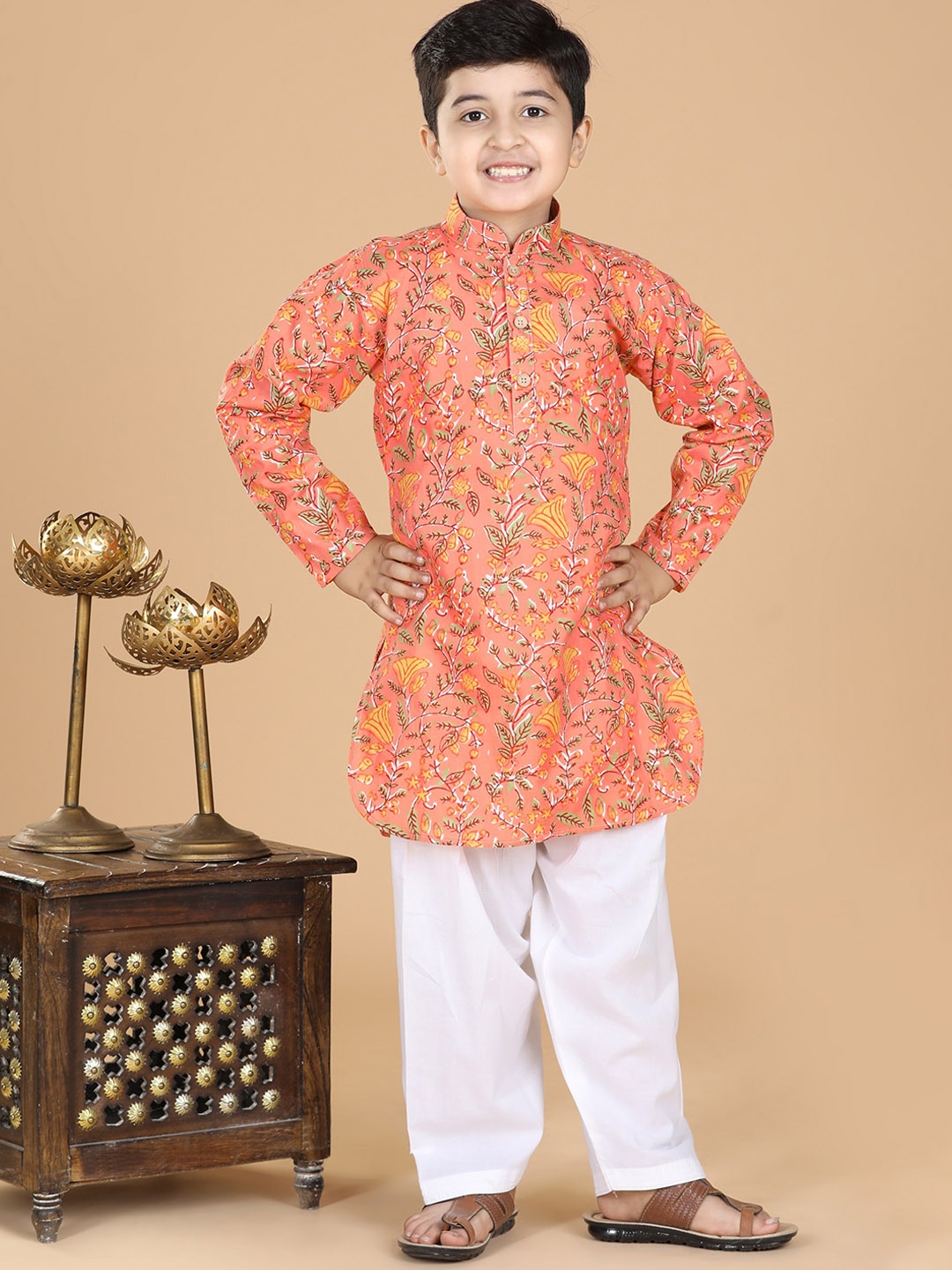 

Aj DEZInES Boys Peach-Coloured Ethnic Motifs Printed Kurta with Pyjama