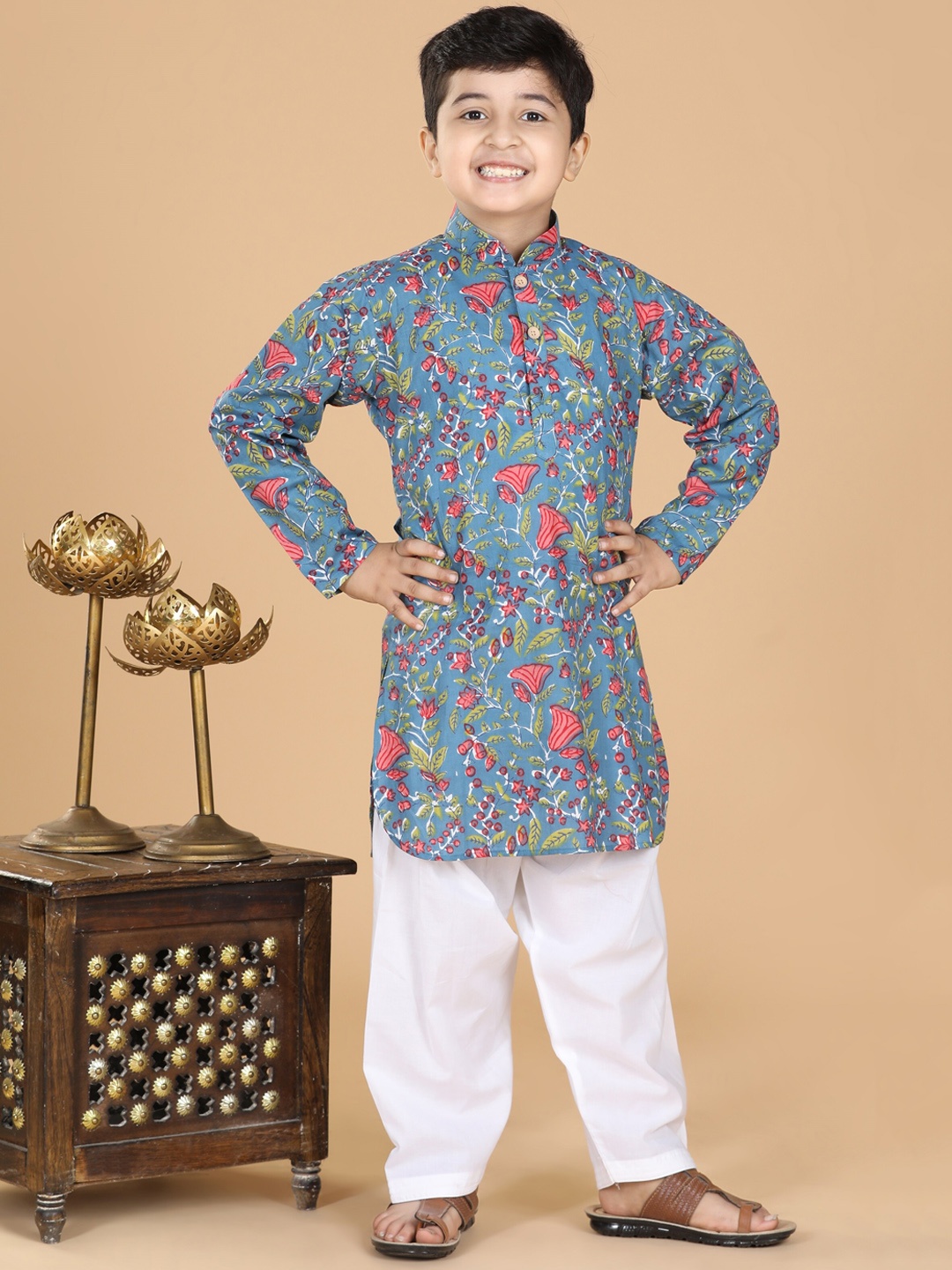 

Aj DEZInES Boys Blue Floral Printed Kurti with Palazzos