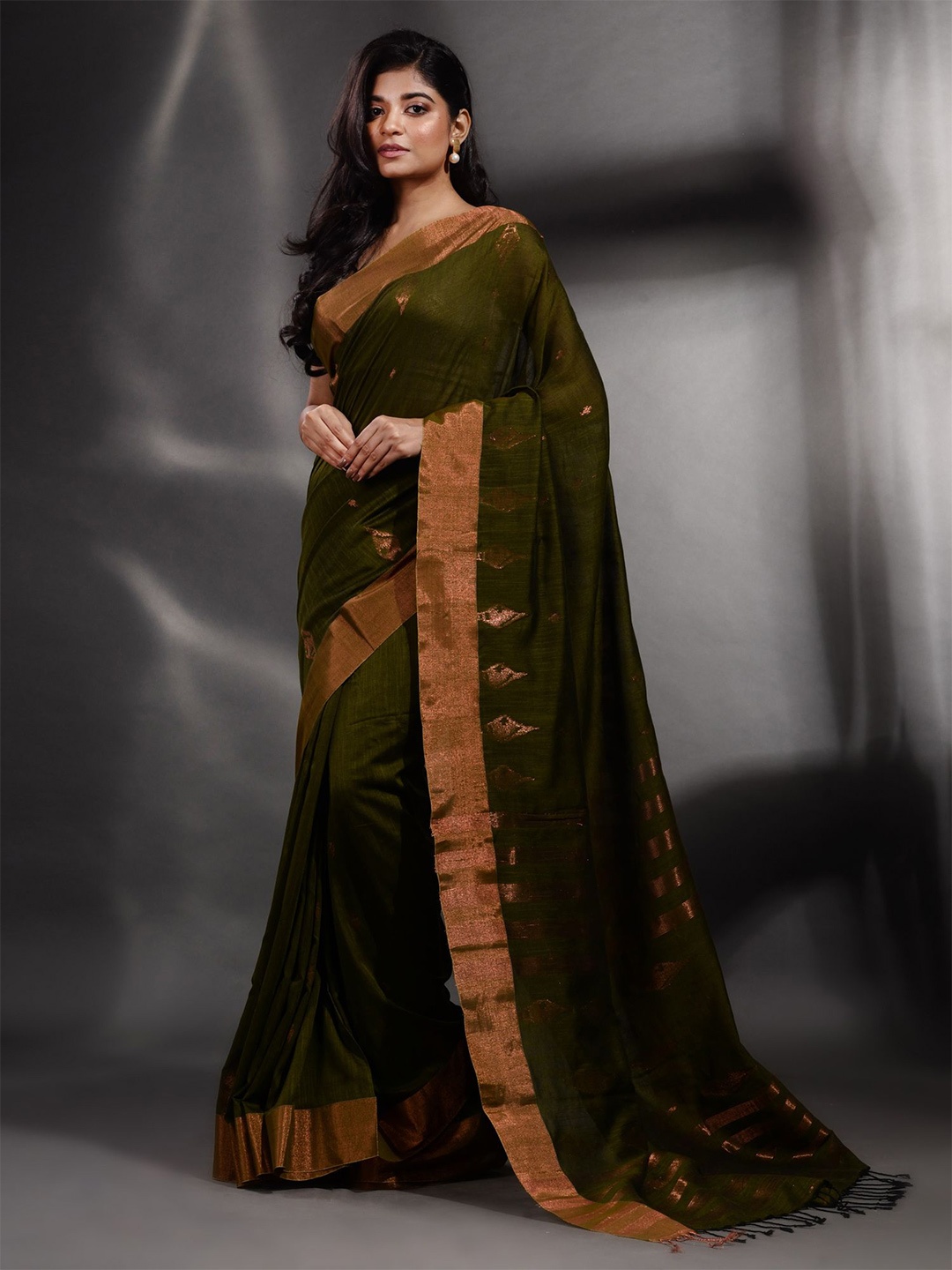

Arhi Green & Copper-Toned Woven Design Zari Pure Cotton Saree