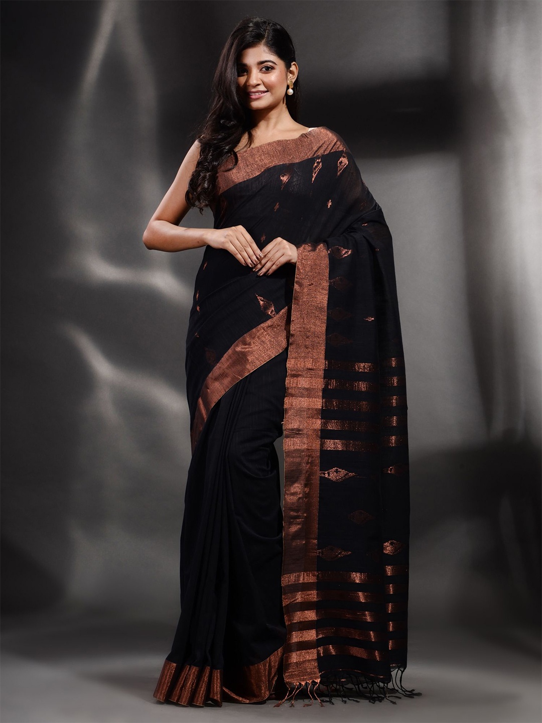 

Arhi Black & Gunmetal-Toned Woven Design Zari Pure Cotton Saree