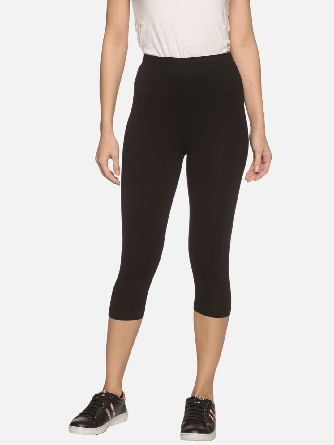 

Outflits Women Black Solid Three-Fouth-Length Leggings