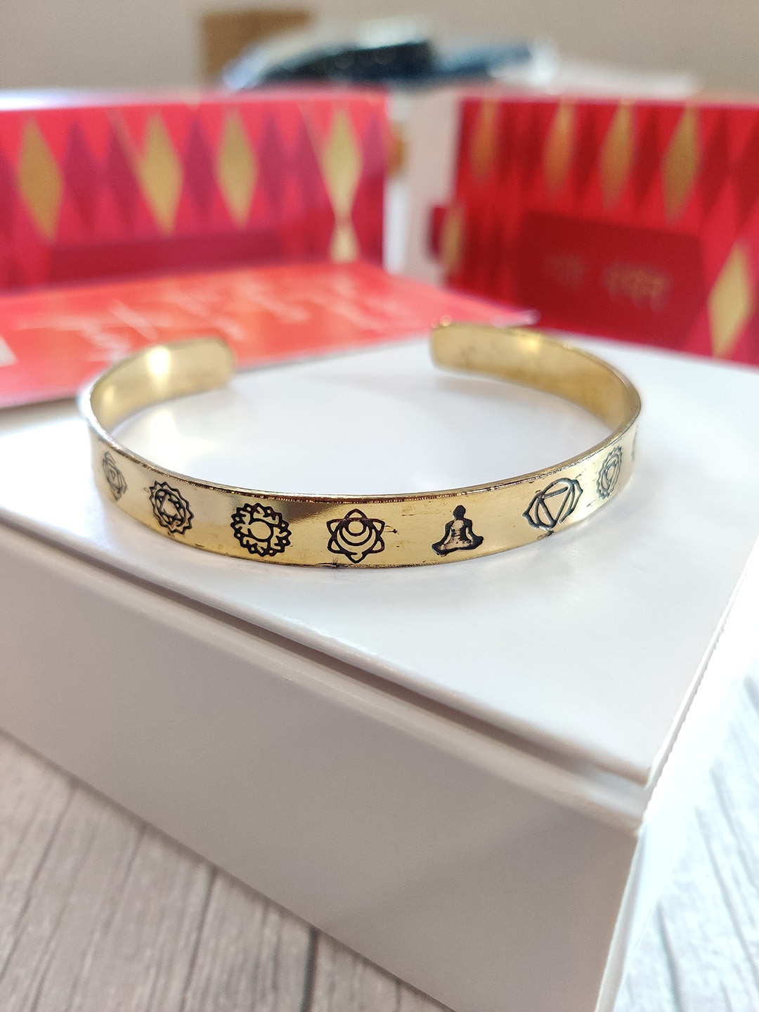 

EL REGALO Gold-Toned Wrap Around Rakhi With Roli Chawal & Raksha Bandhan Greeting Card