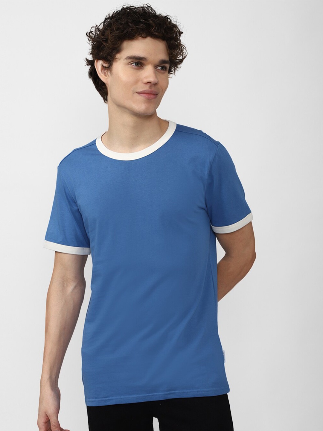 

FOREVER 21 Men Blue Solid Cotton T-shirt