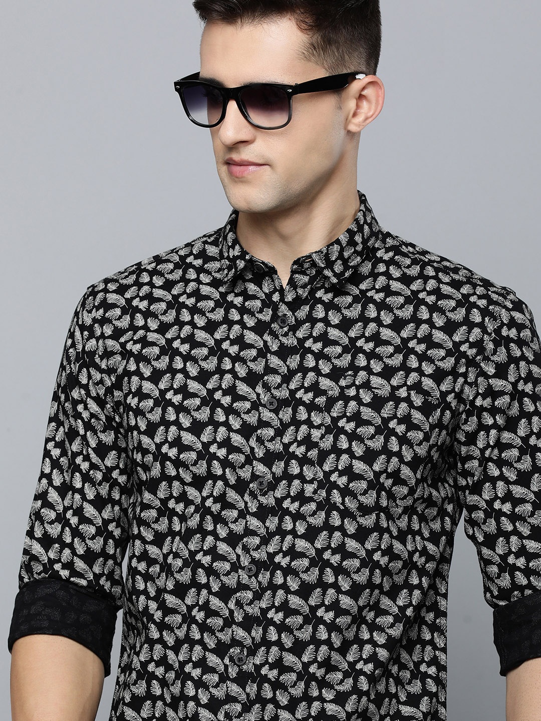 

Flying Machine Men Black & White Slim Fit Printed Pure Cotton Casual Shirt