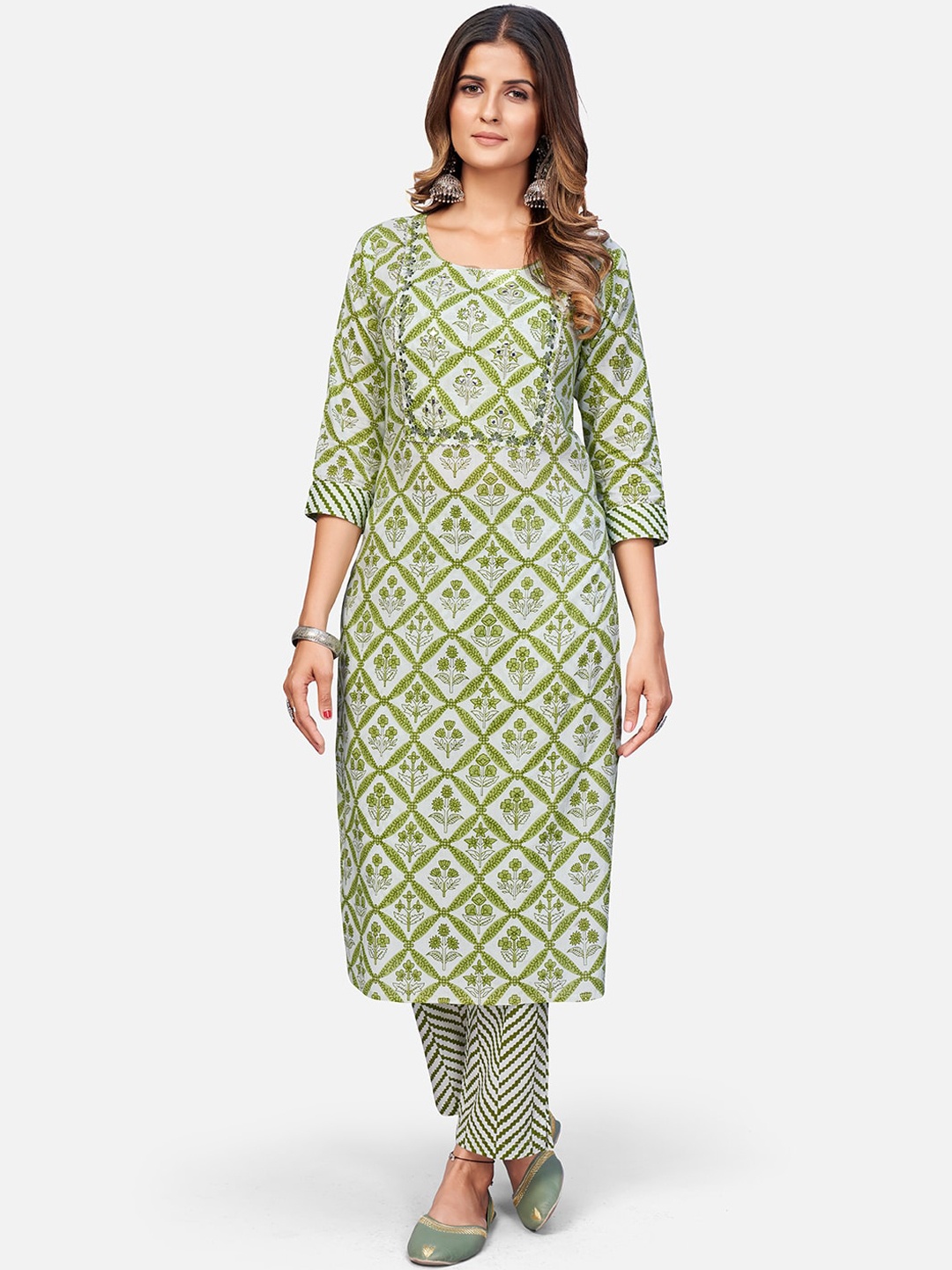 

Vbuyz Women Green & White Floral Printed Kurta