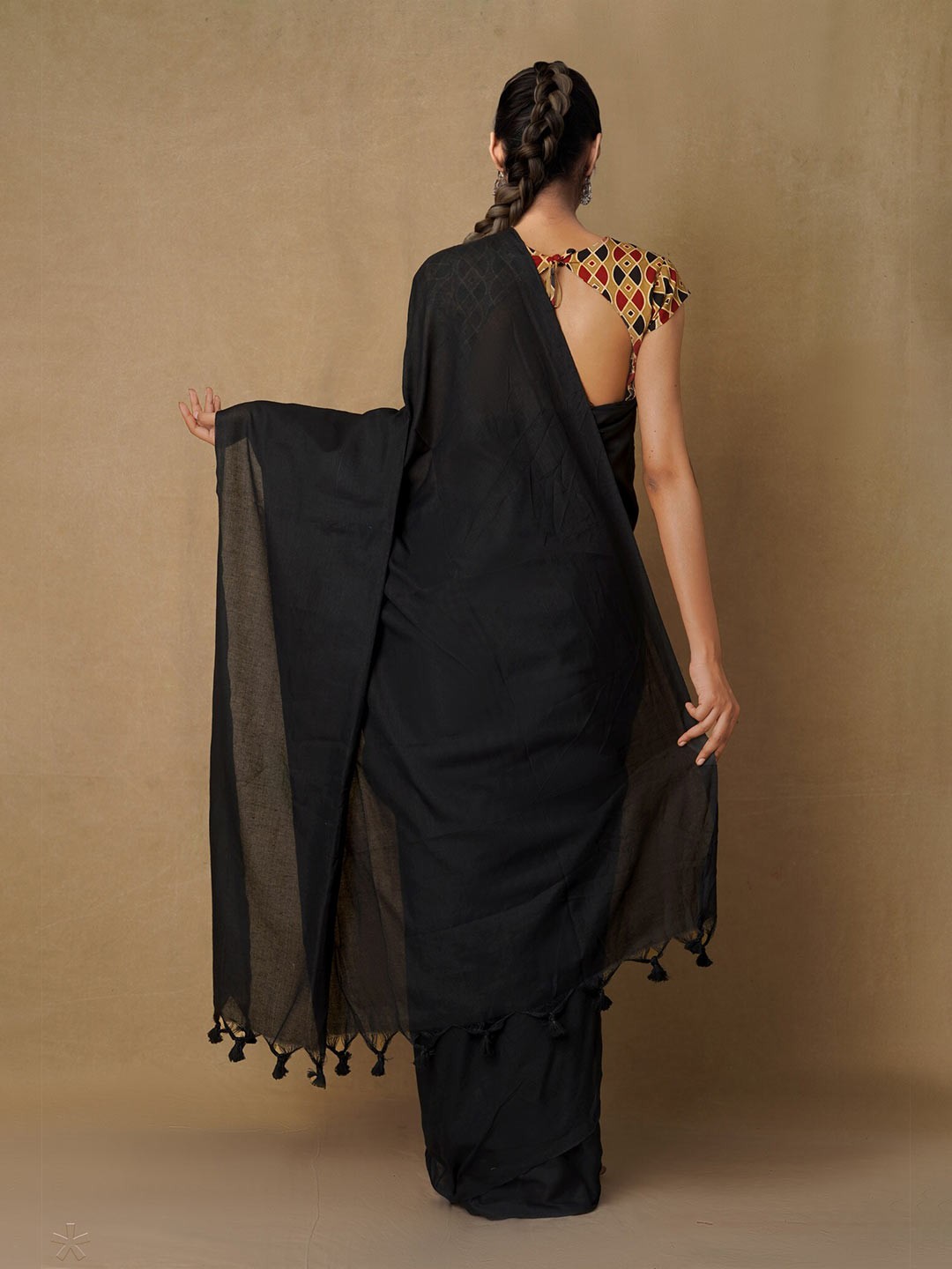 

Unnati Silks Black Woven Design Pure Linen Jamdani Saree