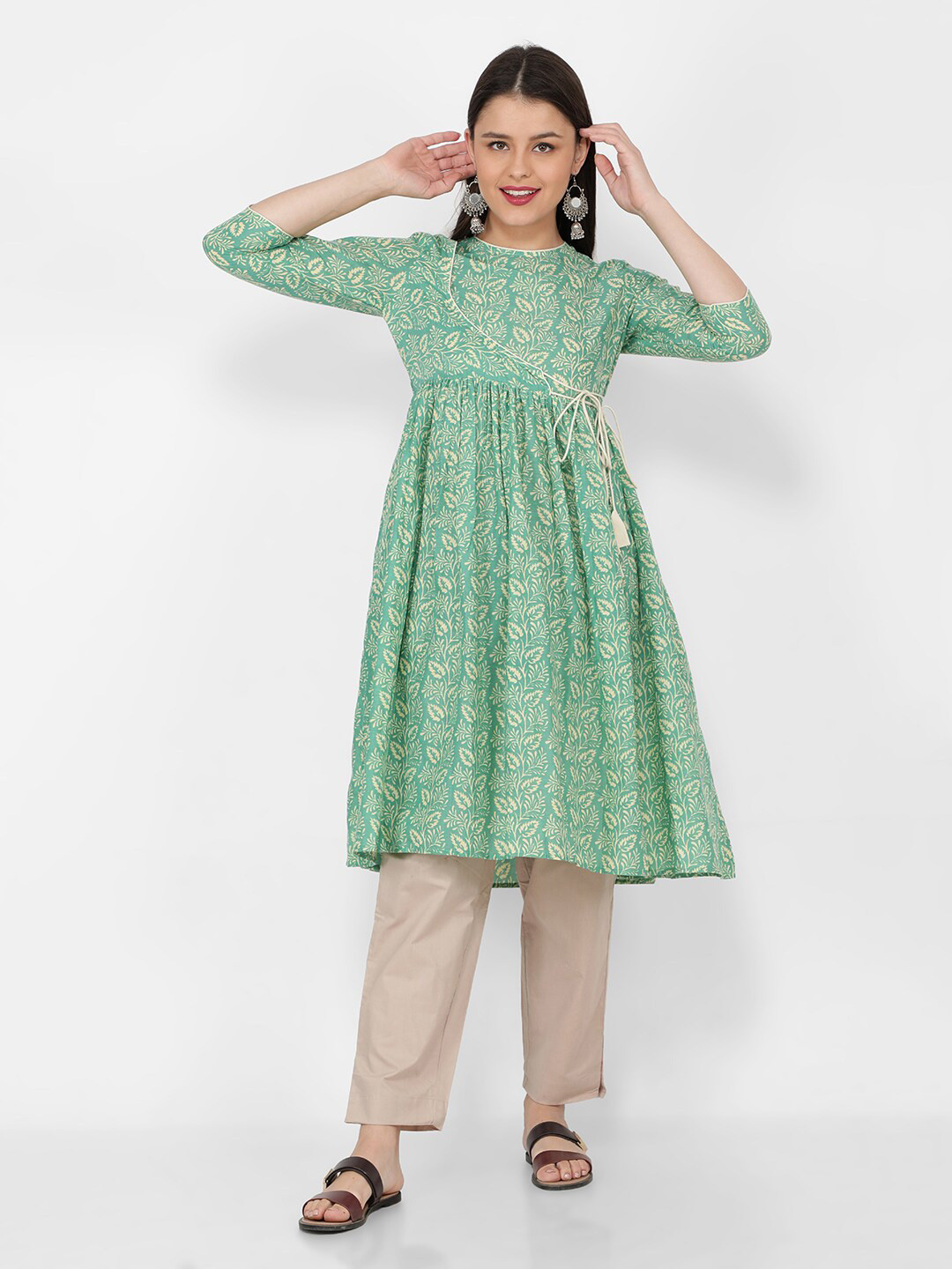 

NAVIYATA Women Green Floral Printed Angrakha Kurta with Trousers