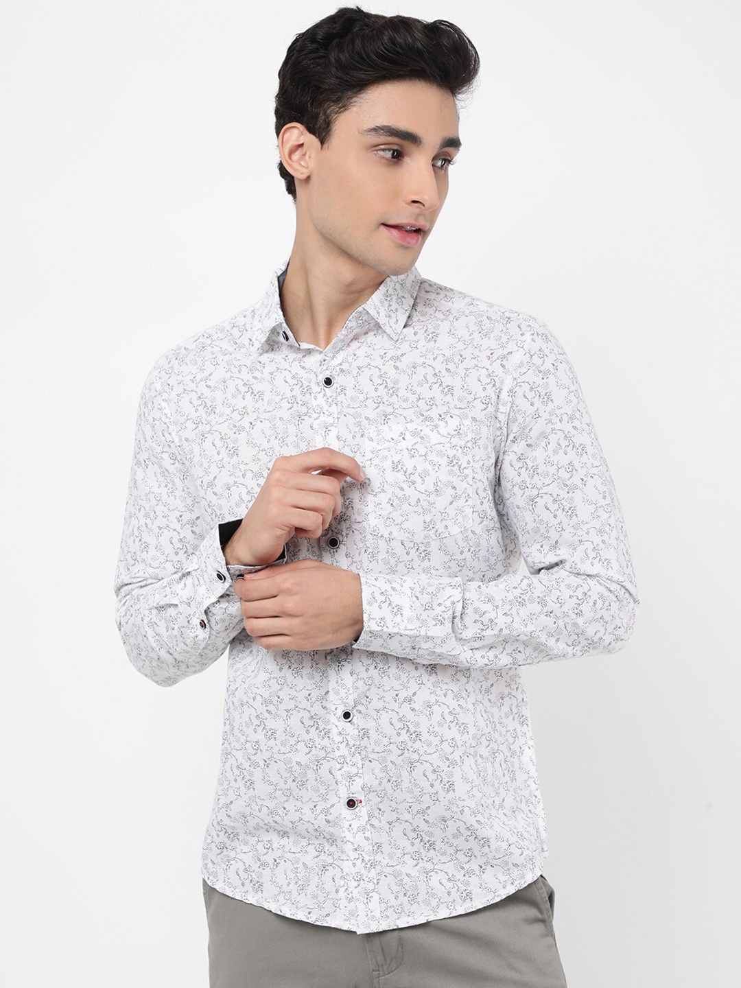 

VASTRADO Men White Relaxed Floral Printed Casual Shirt