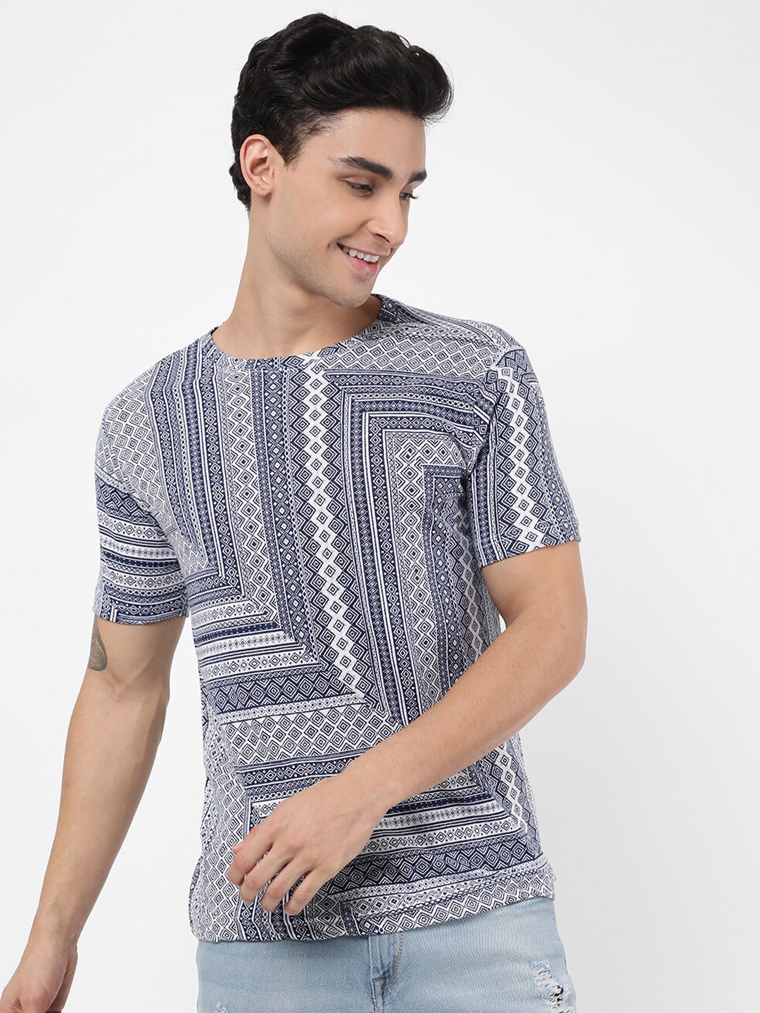 

VASTRADO Men Blue geometric Printed T-shirt