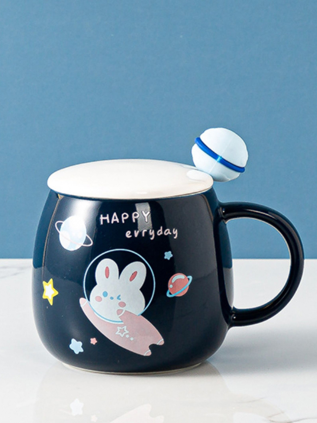 

Nestasia Blue and White Flying Cat Printed Ceramic Cup With Lid And Spoon