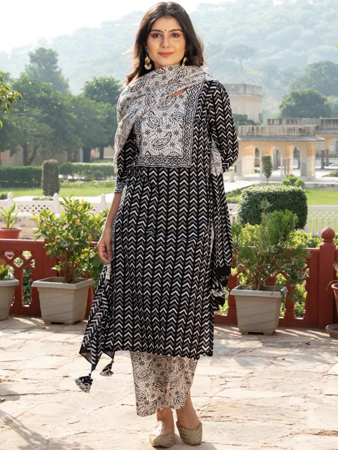 

Baisacrafts Women Black Paisley Printed Pure Cotton Kurta with Trousers & With Dupatta