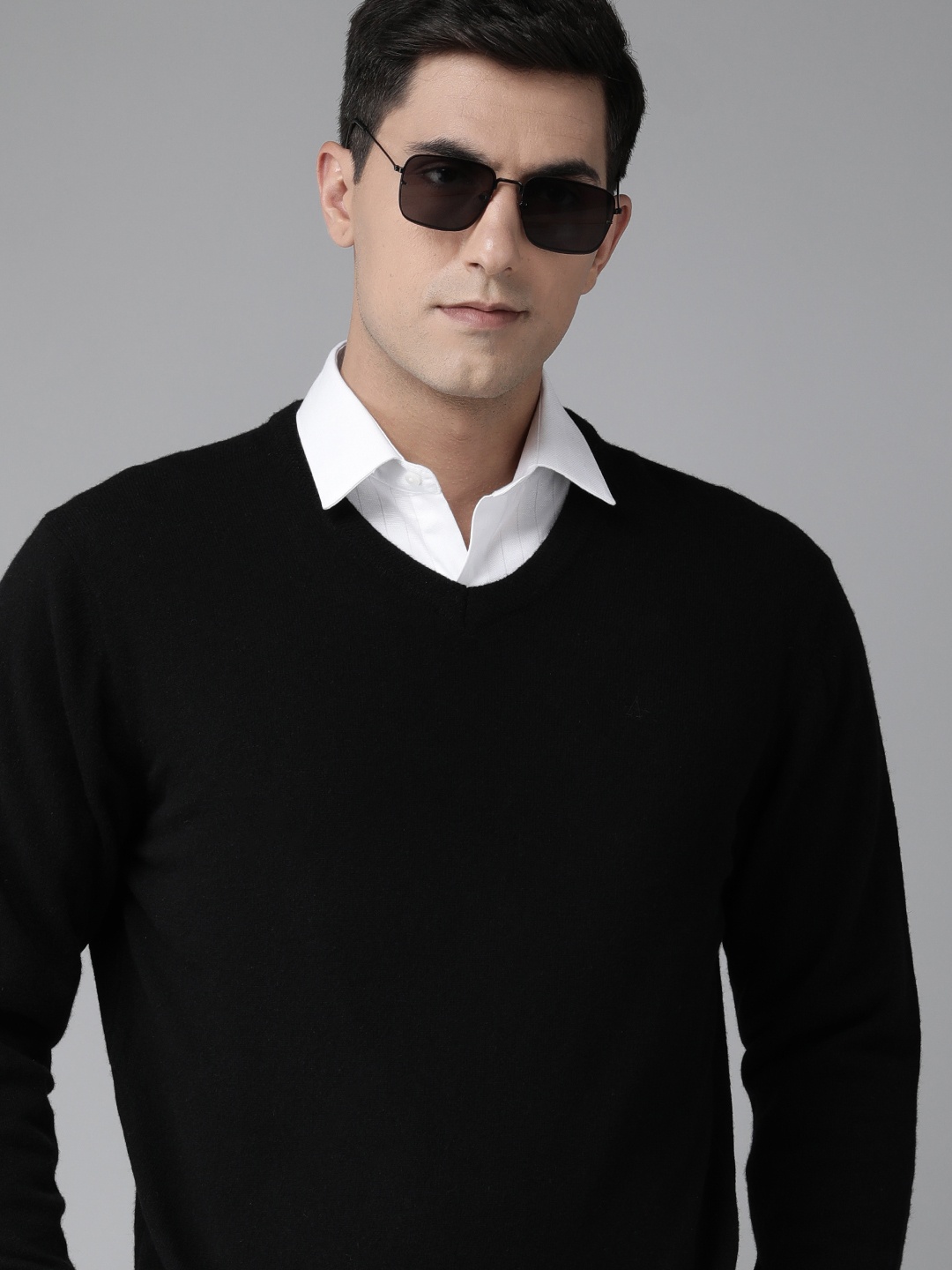 

Arrow Men Solid V-Neck Pullover, Black