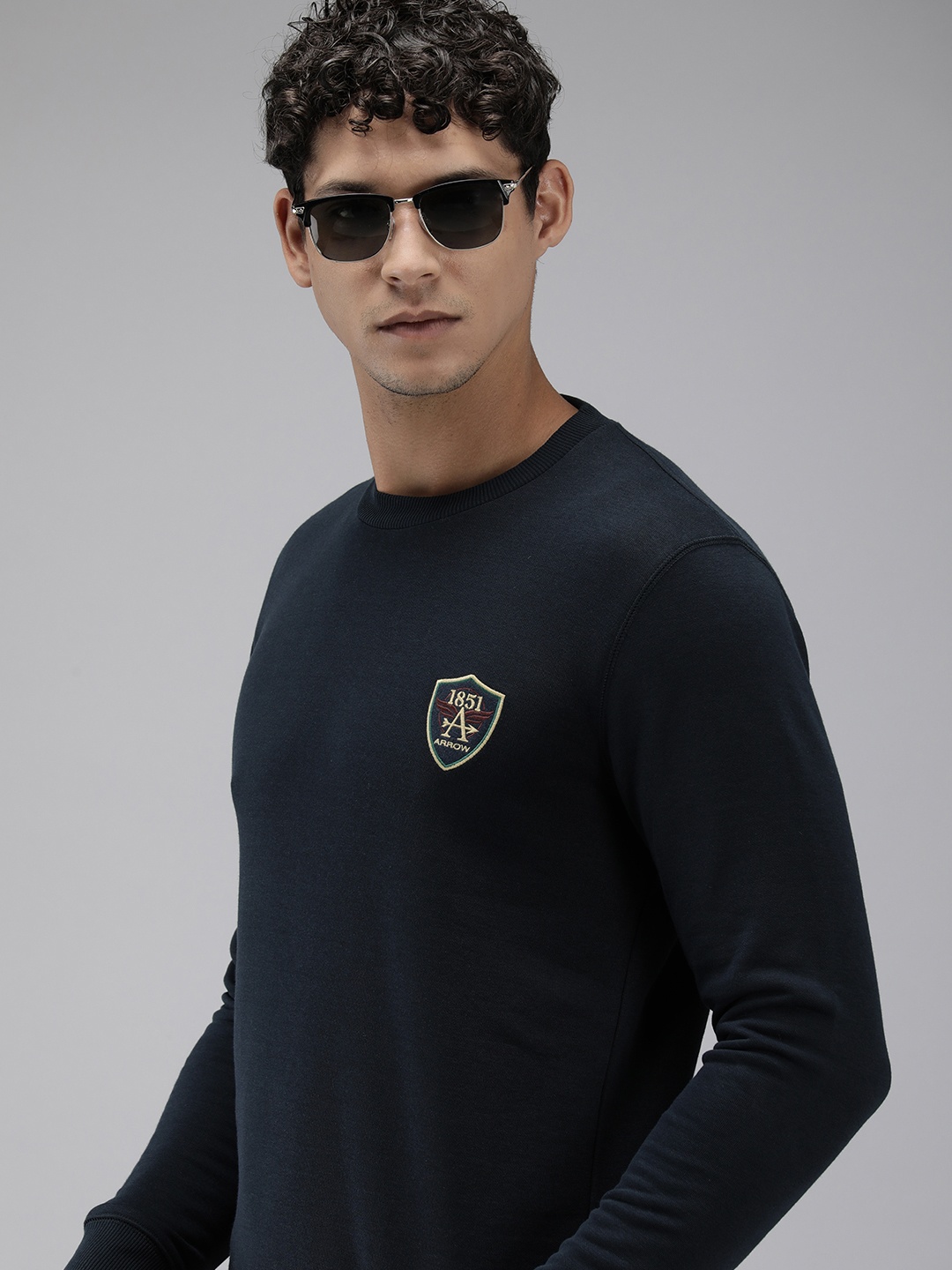 

Arrow Round Neck Long Sleeves Minimal Embroidered Detail Sweatshirt, Navy blue