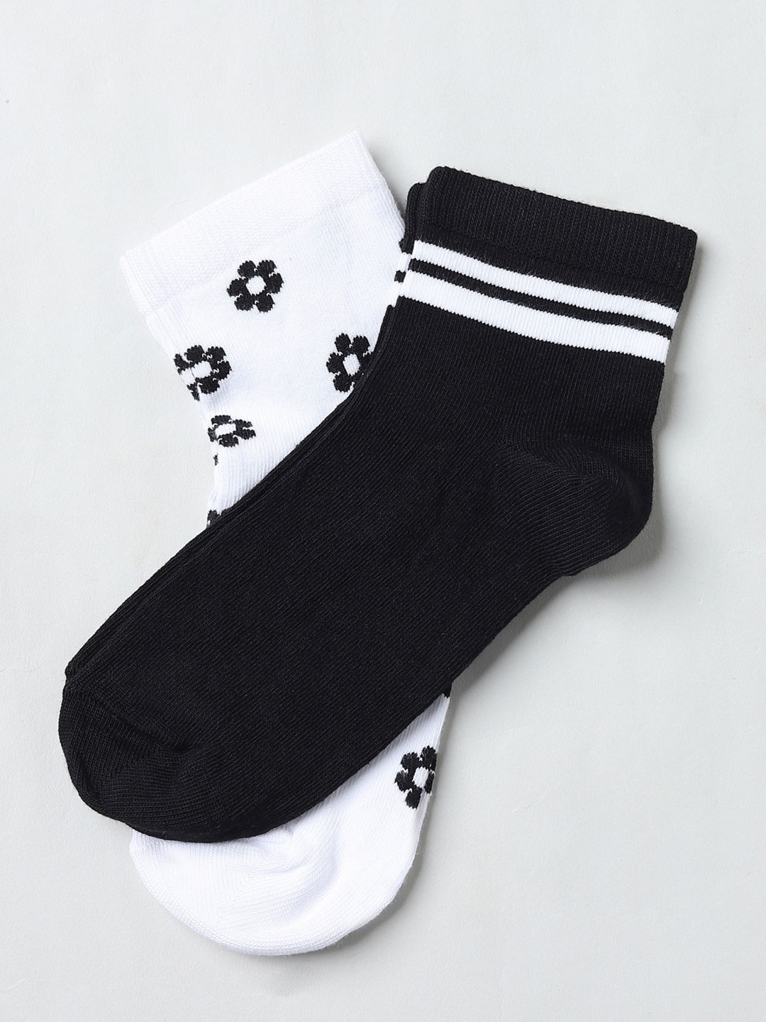 

ONLY Women Pack Of 2 White & Black Patterned Ankle-Length Socks