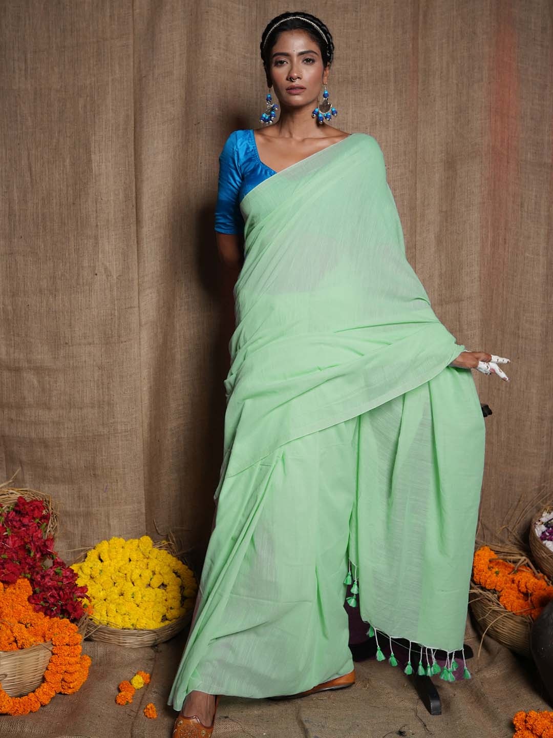 

Unnati Silks Green & White Pure Linen Jamdani Saree
