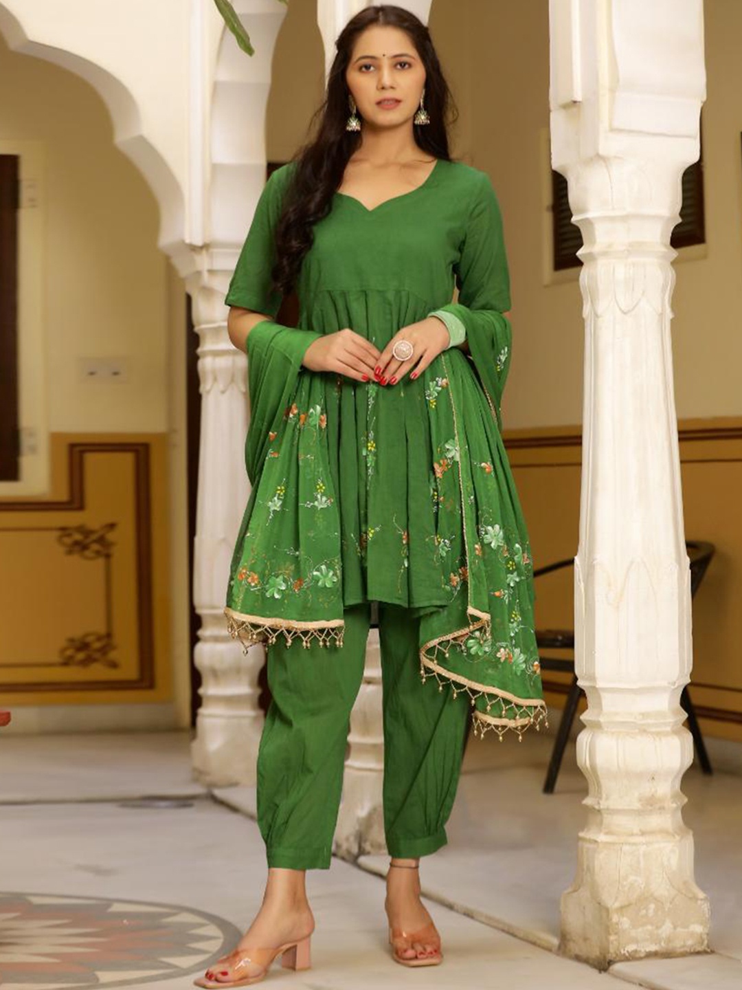 

Baisacrafts Women Green Floral Hand Painted Pure Cotton Kurta & Trousers With Dupatta