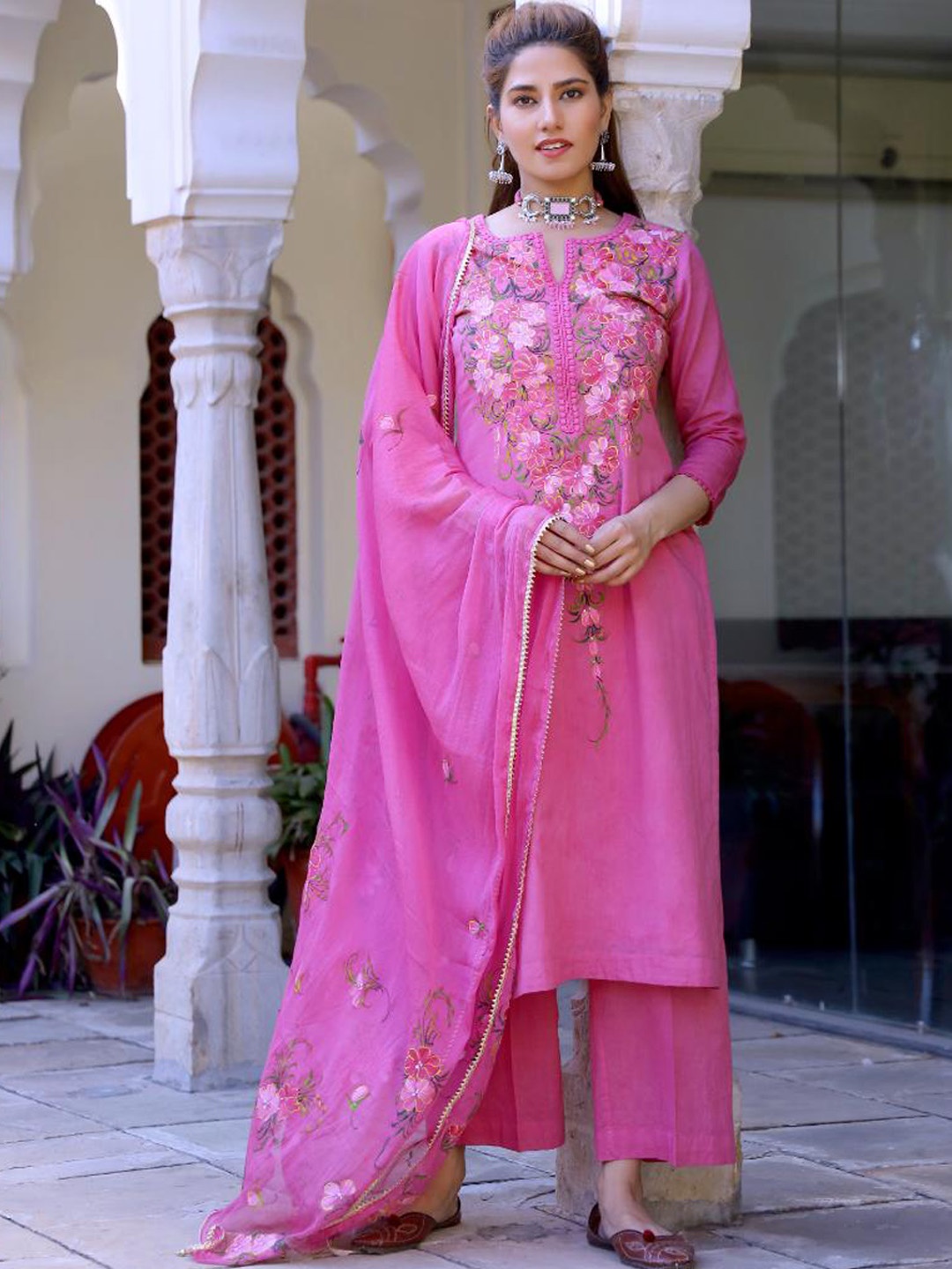 

Baisacrafts Women Pink Floral Handbrush Painted Kurta with Trousers & With Dupatta