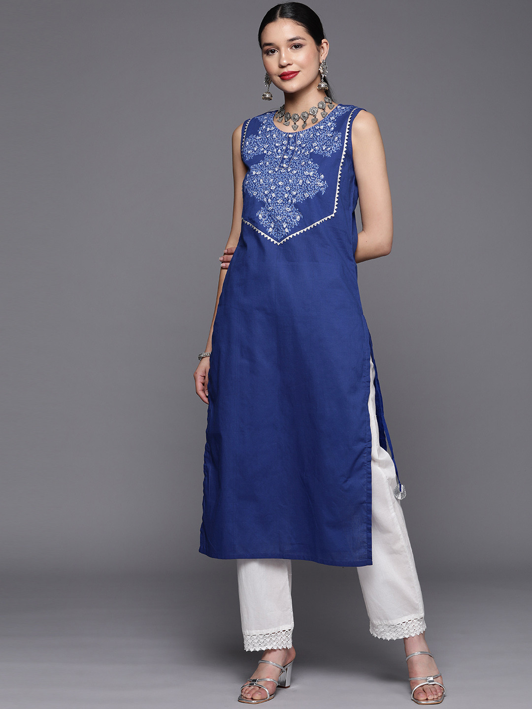 

Ahalyaa Women Blue & White Ethnic Motifs Yoke Design Pure Cotton Kurta