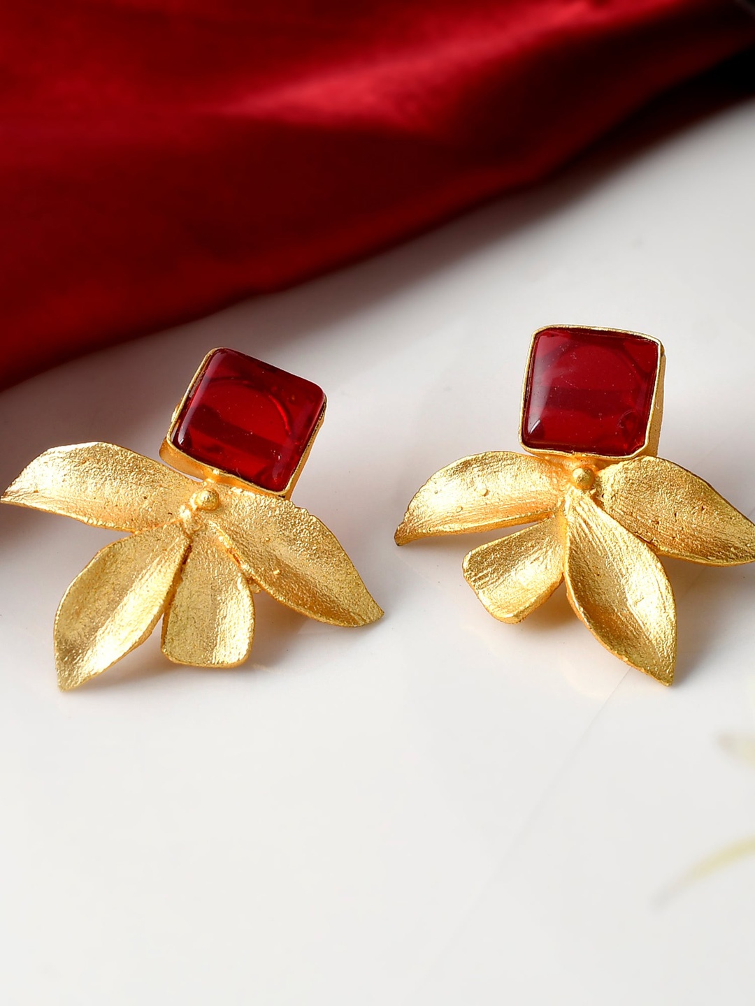 

DASTOOR Gold-Toned Leaf Shaped Studs Earrings