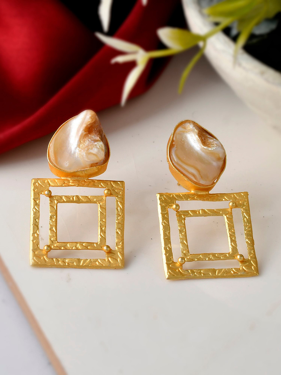 

DASTOOR Gold-Toned Contemporary Drop Earrings