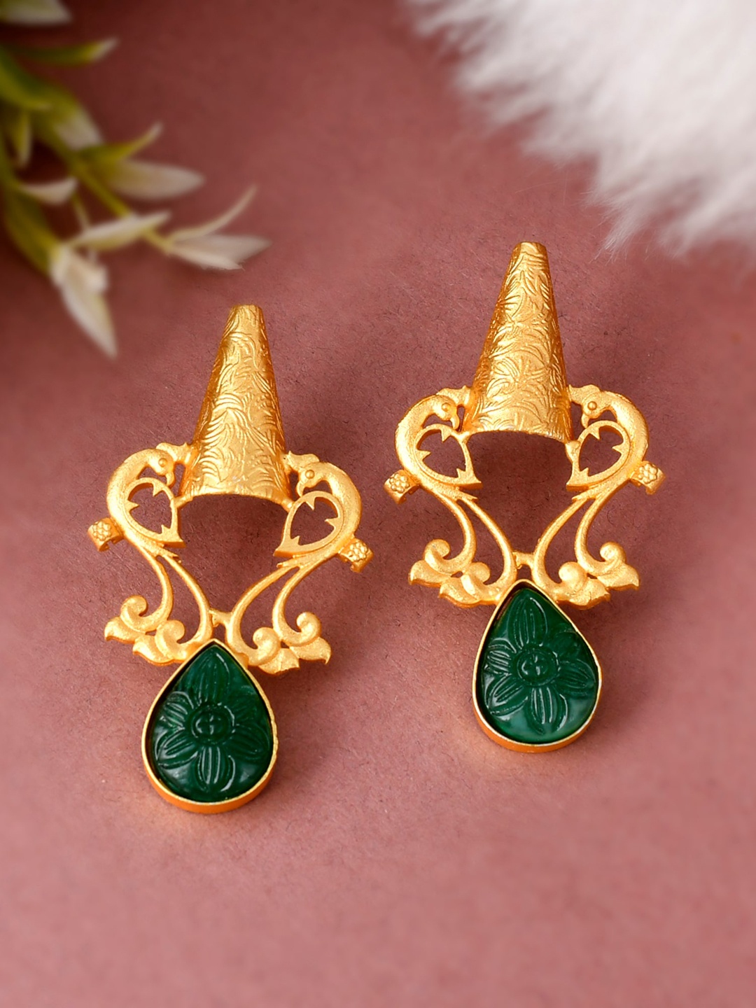 

DASTOOR Gold-Toned & Green Contemporary Studs Earrings
