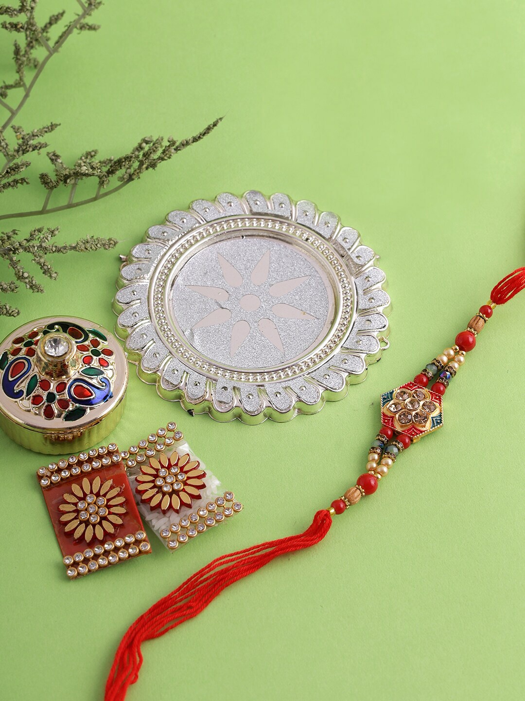 

Aapno Rajasthan Red Contemporary Rakhi & Pooja Plate Set