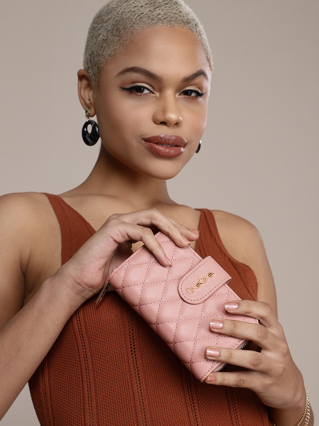 

bebe Women Quilted Zip Around Wallet, Pink