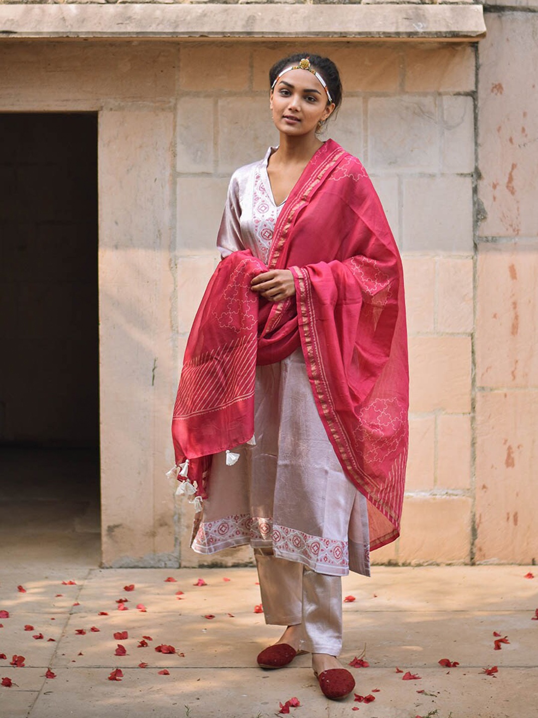 

Chidiyaa Pink & White Printed Dupatta