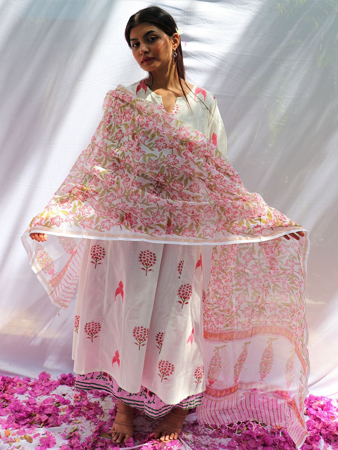 

Chidiyaa White & Green Printed Dupatta