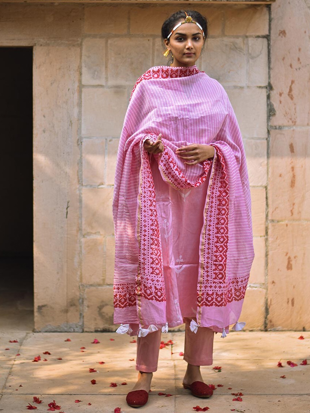 

Chidiyaa Pink Ethnic Motifs Printed Dupatta