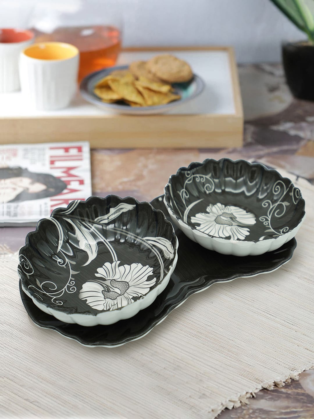 

Gallery99 Adults Set Of 2 Black & White Tray with Printed 2 Serving Bowls