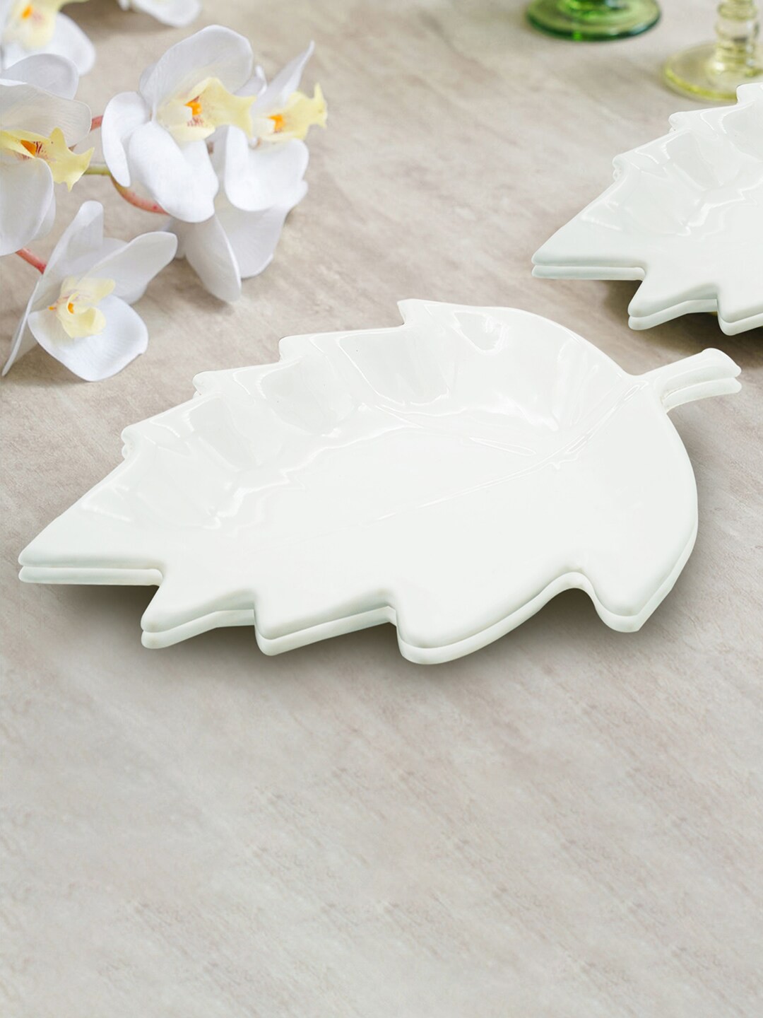 

Gallery99 Set Of 2 White Leaf Cutting Platters