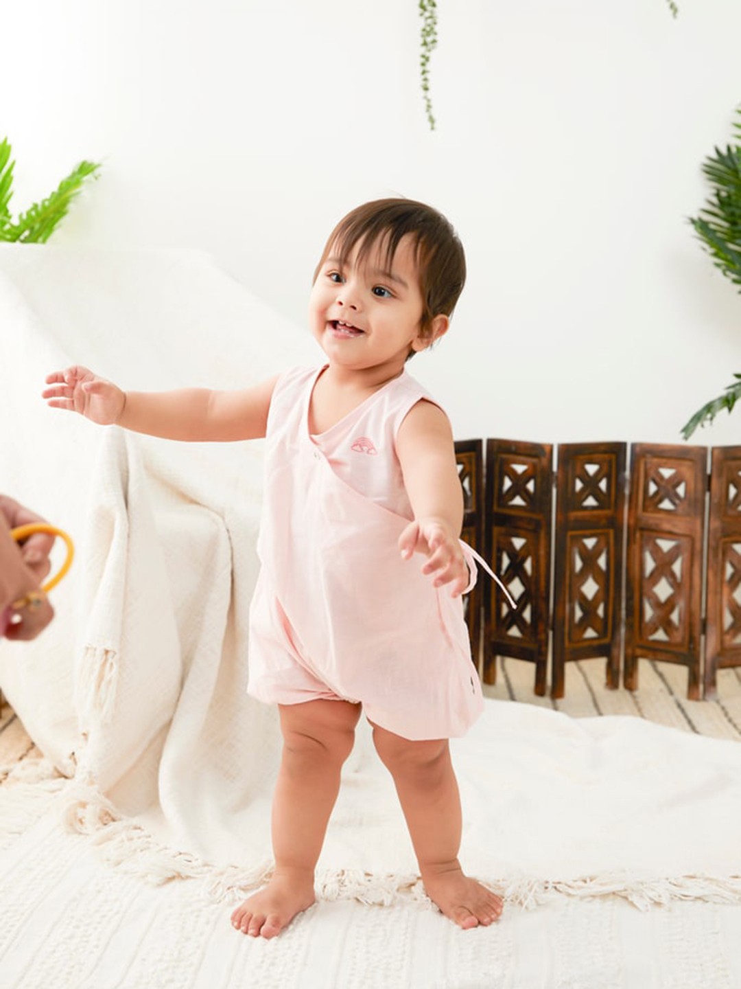 

Biglilpeople Infants Pink Solid Cotton Linen Bodysuit