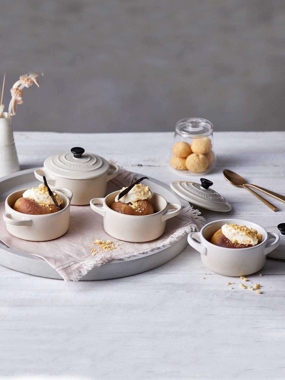 

LE CREUSET White Solid Ceramic Round Cass With Lid Serveware