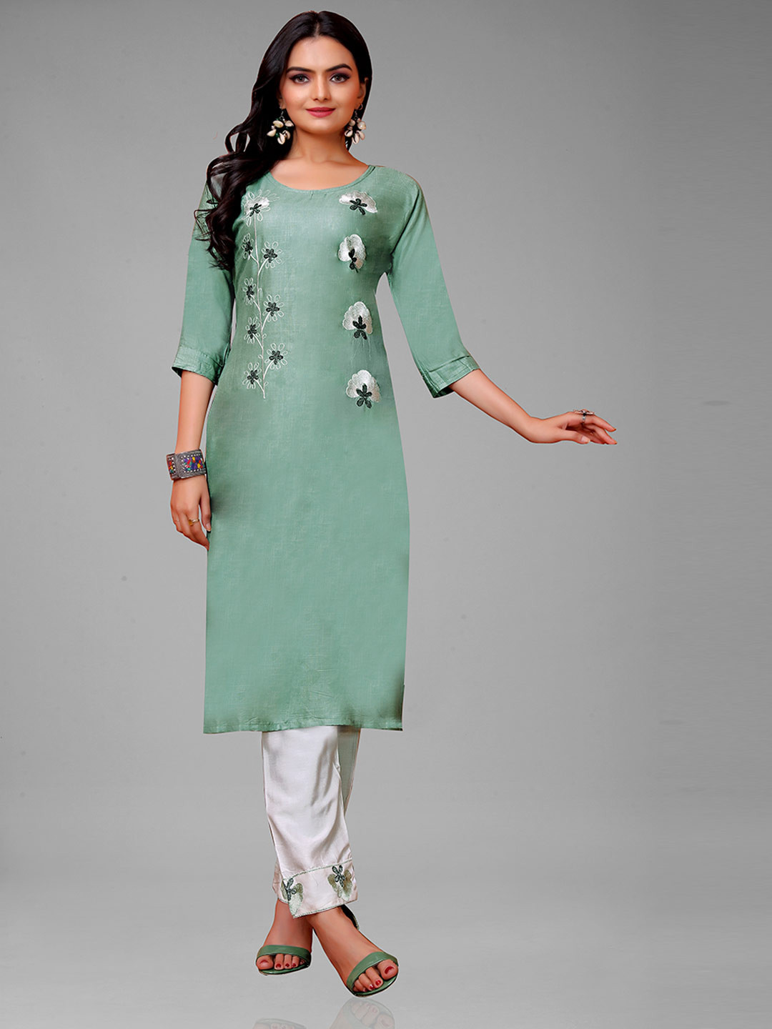 

Paramparik Textile Women Green Embroidered Kurta with Trousers, Peach